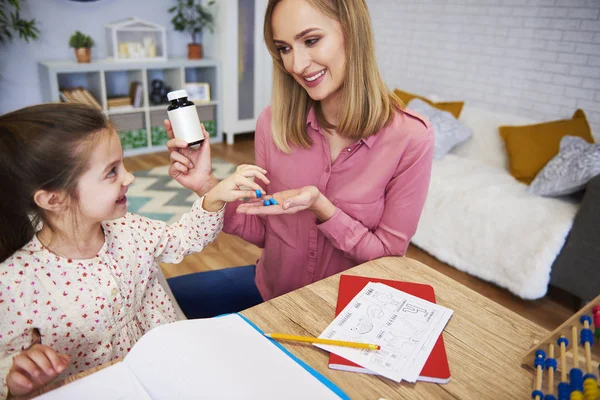 Mãe Dando Pílulas Para Sua Filha Enquanto Estudava Casa — Fotografia de Stock
