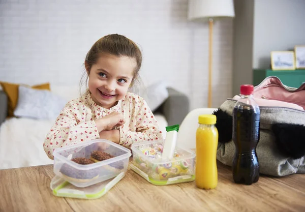 Šťastné Dítě Připravuje Krabici Oběd Cukrovinkami — Stock fotografie