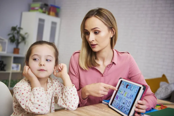 Uttråkad Flicka Och Hennes Mamma Studerar Med Laptop Hemma — Stockfoto