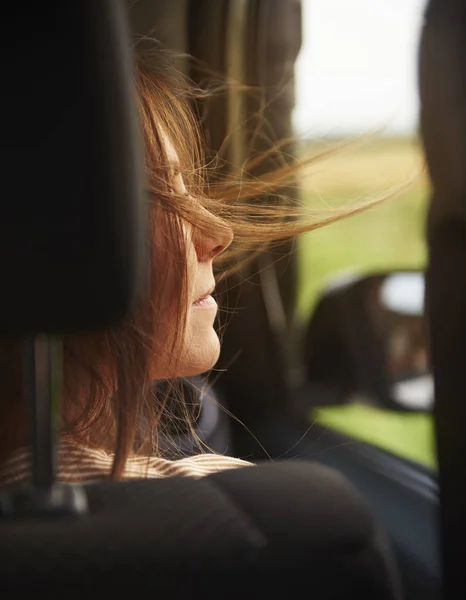 Vista Trasera Mujer Disfrutando Vista Durante Viaje Por Carretera —  Fotos de Stock