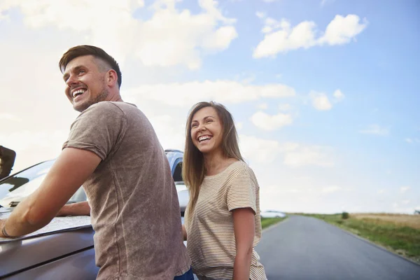 Couple Joyeux Attraper Une Pause Pendant Voyage Sur Route Été — Photo