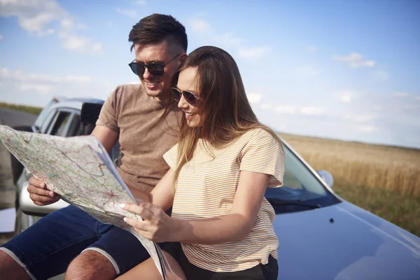 Paar Mit Karte Wählt Die Beste Straße Für Roadtrip — Stockfoto