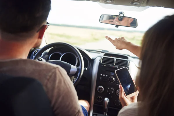 Casal Jovem Usando Telefone Celular Durante Viagem Carro — Fotografia de Stock