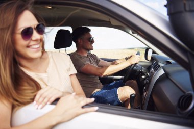 Genç adam araba kullanıyor.