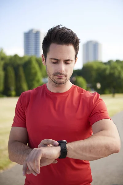 Uomo Che Controlla Quante Calorie Bruciato — Foto Stock