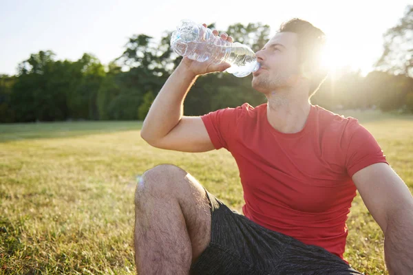 Wasser Trinken Und Sich Nach Dem Training Der Frischen Luft — Stockfoto