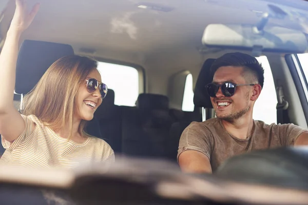 Sonriendo Joven Pareja Coche —  Fotos de Stock