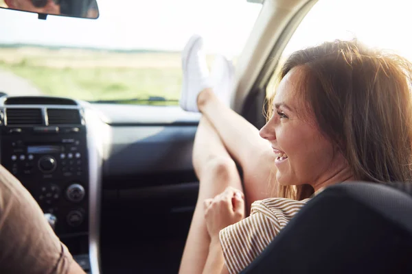 Mujer Joven Sosteniendo Sus Piernas Salpicadero Coche — Foto de Stock