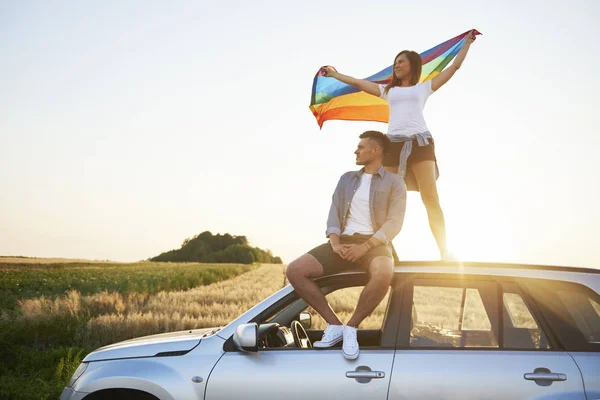 Pareja Joven Con Bandera Del Arco Iris Disfrutando Vista —  Fotos de Stock