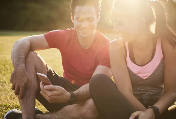 Casal Feliz Usando Telefone Celular Após Treino Duro — Fotografia de Stock