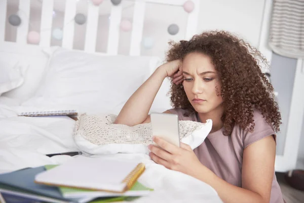 Menina Adolescente Preocupada Usando Telefone Inteligente Seu Quarto — Fotografia de Stock