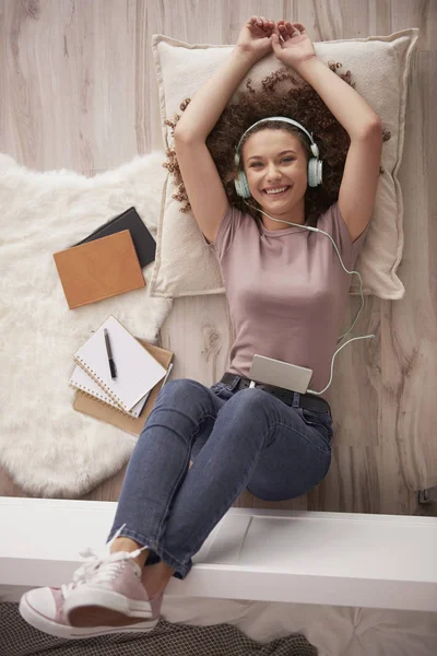 Portret Van Tiener Meisje Luisteren Naar Muziek — Stockfoto