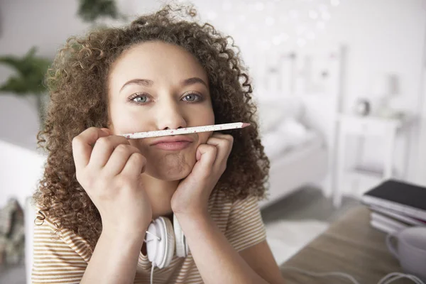 Gelangweilte Teenager Mädchen Haben Spaß Mit Bleistift — Stockfoto