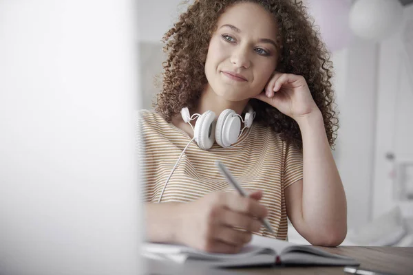 Lachende Tienermeisje Studeren Thuis — Stockfoto