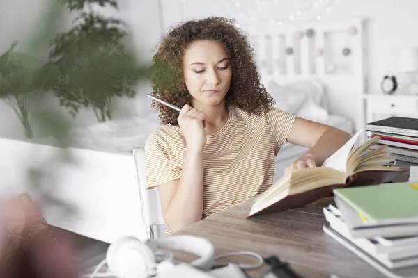 Confused Teenage Girl Studying Home — Stock Photo, Image