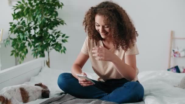 Adolescente Usando Telefone Celular Seu Quarto — Vídeo de Stock