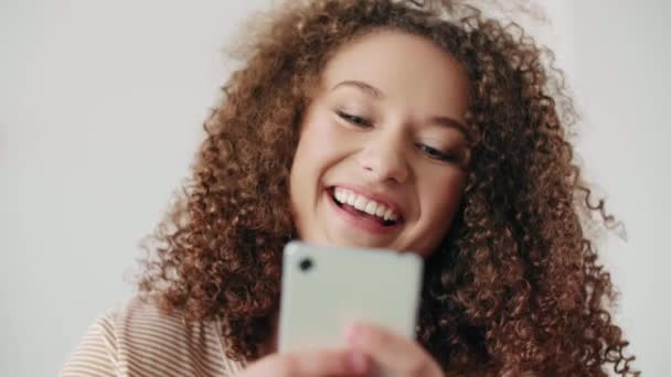 Gros Plan Adolescente Souriante Avec Téléphone Mobile — Video