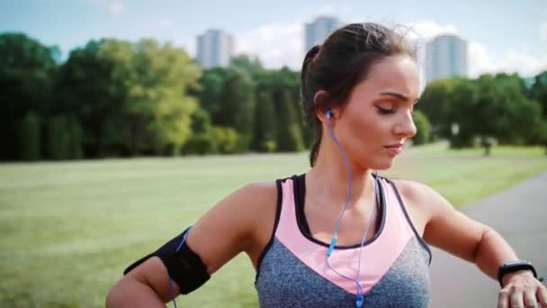 Mujer Joven Escuchando Música Calentándose Antes Correr — Vídeos de Stock