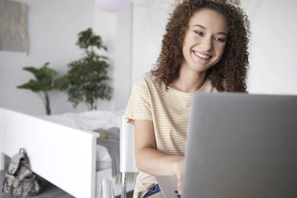 Senyum Gadis Remaja Menggunakan Laptop Kamarnya — Stok Foto