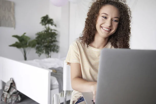 Sonriente Adolescente Usando Portátil Habitación —  Fotos de Stock