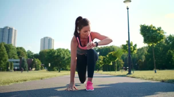 Hermosa Mujer Calentándose Antes Del Entrenamiento Temprano Mañana — Vídeos de Stock