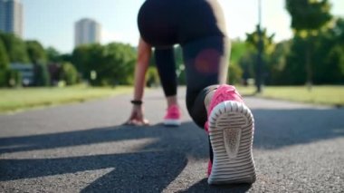 Güzel kadın sabah erken egzersiz öncesi ısınma