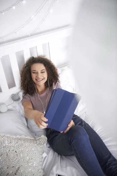 Glimlachend Tiener Meisje Maakt Een Selfie Haar Bed — Stockfoto