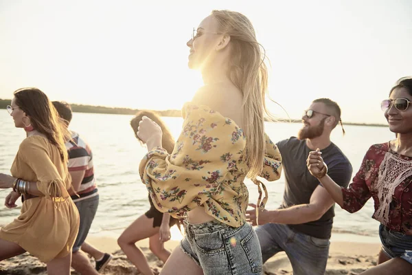 Groupe Jeunes Qui Courent Sur Plage — Photo