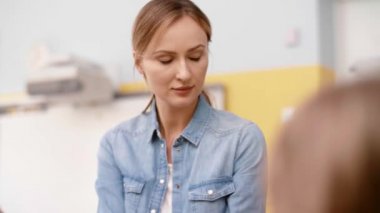 Okul öncesi çocuk grubu ve rüzgar türbini modeli 