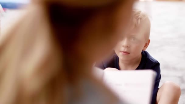 Kleine Jongen Praten Met Leraar Kleuterschool — Stockvideo