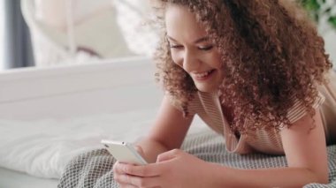 Mutlu genç kız bir cep telefonu kullanarak