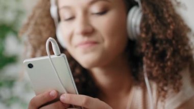 Akıllı telefon kullanan genç kadının yakın çekim
