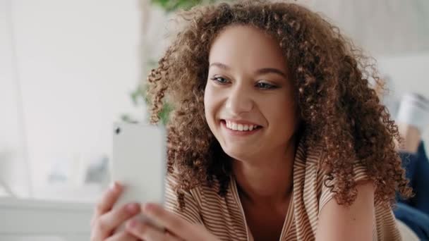 Glimlachende Jonge Vrouw Aan Telefoon — Stockvideo