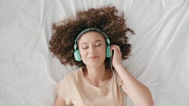 Jovem Deitada Cama Ouvindo Música — Vídeo de Stock