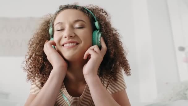 十几岁的女孩听音乐和跳舞 — 图库视频影像