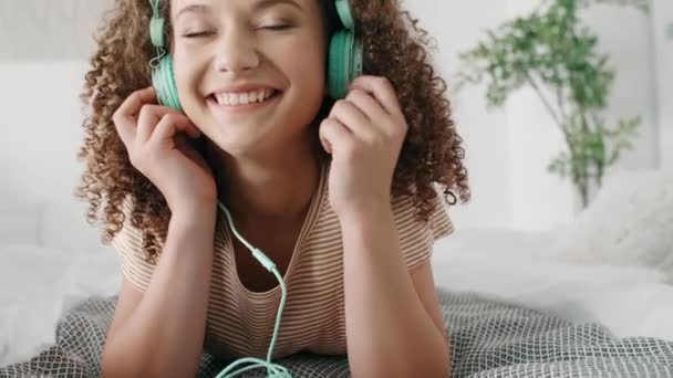 Νεαρή Γυναίκα Ακούγοντας Μουσική Στο Κρεβάτι Της — Αρχείο Βίντεο