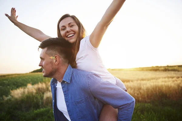 Happy Man Carrying Girlfriend His Shoulders — Stock Photo, Image