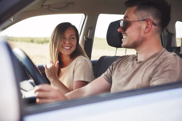 Gelukkig Paar Met Een Plezier Tijdens Road Trip Zomer — Stockfoto