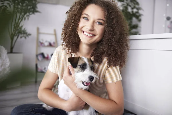 微笑的少女与她的狗的肖像 — 图库照片