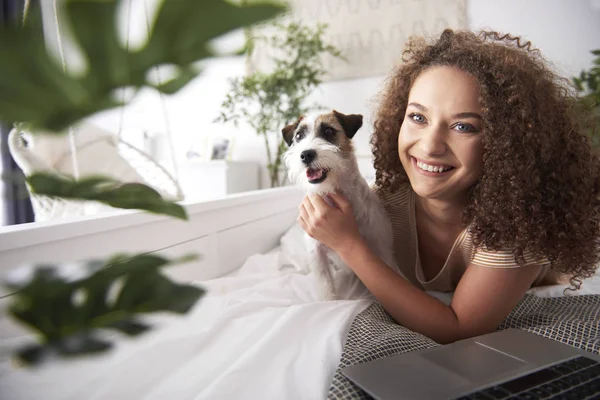 Porträtt Leende Ung Kvinna Och Hennes Hund — Stockfoto