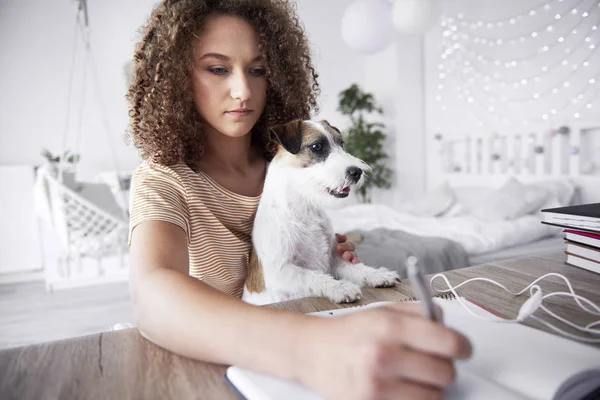 Adolescente Menina Seu Cão Estudando Juntos — Fotografia de Stock