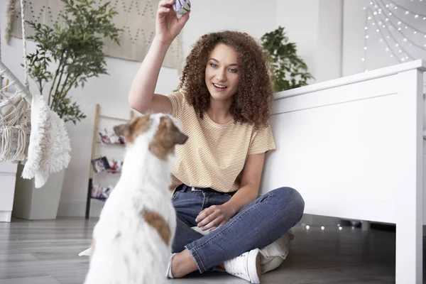 Menina Feliz Divertindo Com Seu Cão — Fotografia de Stock