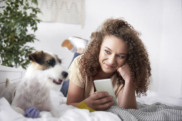 Mladá Žena Ležící Posteli Používá Mobilní Telefon — Stock fotografie