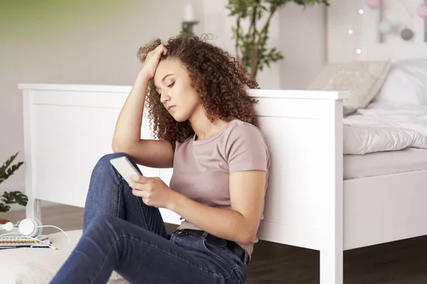 Bezorgd Tiener Meisje Met Behulp Van Mobiele Telefoon Haar Kamer — Stockfoto