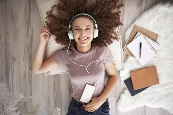 Portret Van Lachende Tienermeisje Luisteren Naar Muziek — Stockfoto