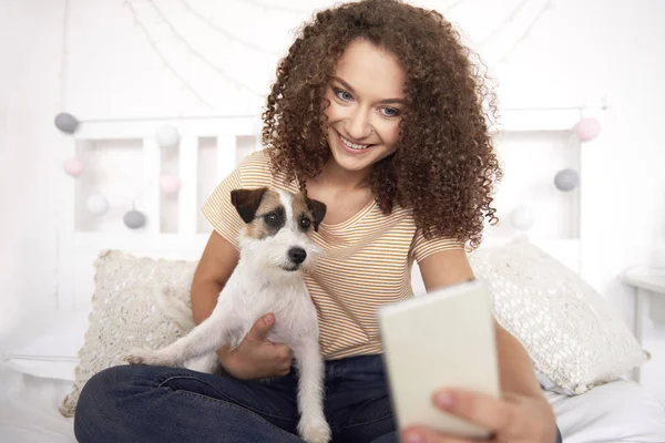 Adolescente Menina Seu Cão Fazendo Uma Selfie — Fotografia de Stock