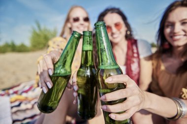 Sahilde kadeh kaldırmak 