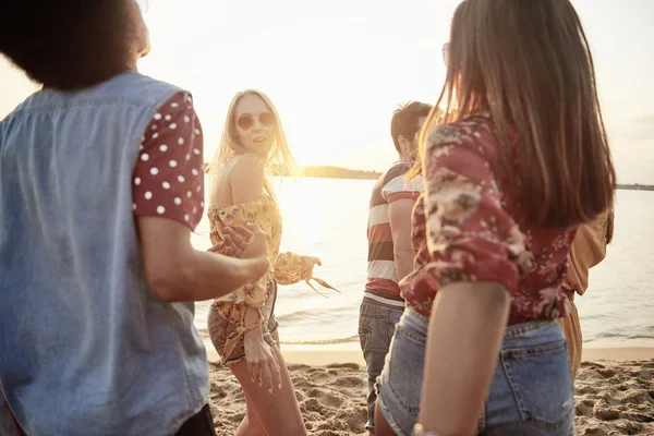 Молодь Танцює Пляжі — стокове фото