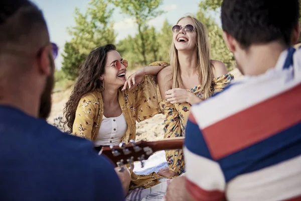 Jóvenes Divirtiéndose Juntos Playa — Foto de Stock