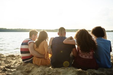 Dışarıda ürpertici gençlerin arka görünümü